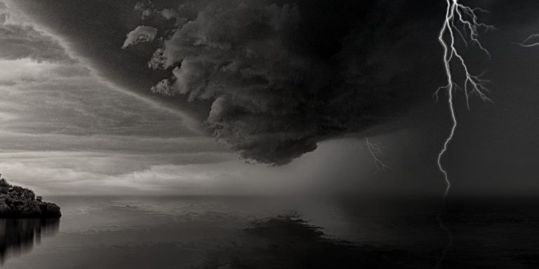tempestade fazendo uma analogia à crise do coronavirus.